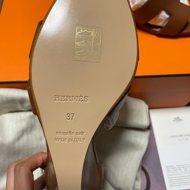 Hermes(エルメス)の新品未使用　HERMES サンダル　レジェンド ゴールド レディースの靴/シューズ(サンダル)の商品写真