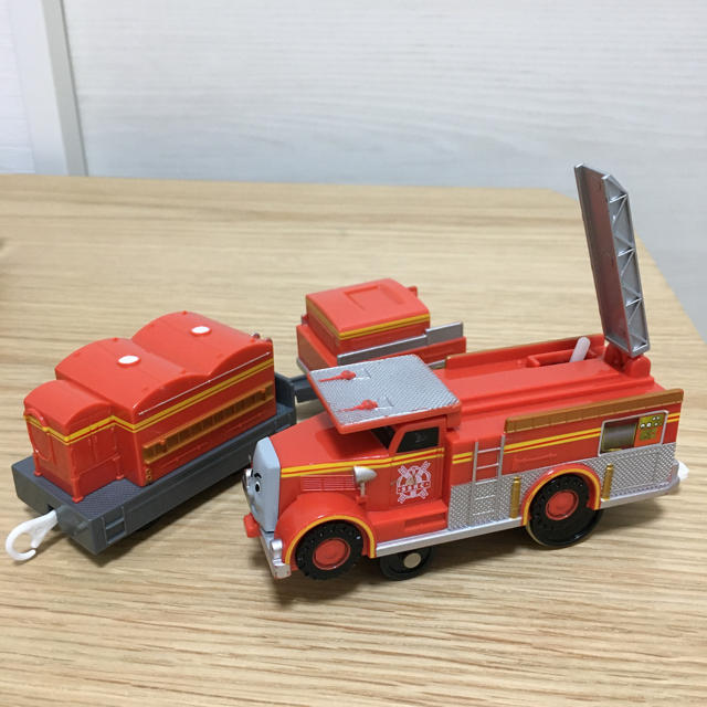 Takara Tomy(タカラトミー)のプラレール　きかんしゃトーマス　消防車フリン キッズ/ベビー/マタニティのおもちゃ(電車のおもちゃ/車)の商品写真