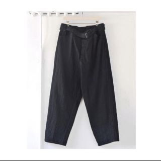 コモリ(COMOLI)の【20ss/新品】comoli ベルテッド　デニムパンツ　ブラック サイズ 3(デニム/ジーンズ)