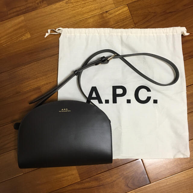 A.P.C(アーペーセー)の美品 A.P.C. ハーフムーンパッグ レディースのバッグ(ショルダーバッグ)の商品写真