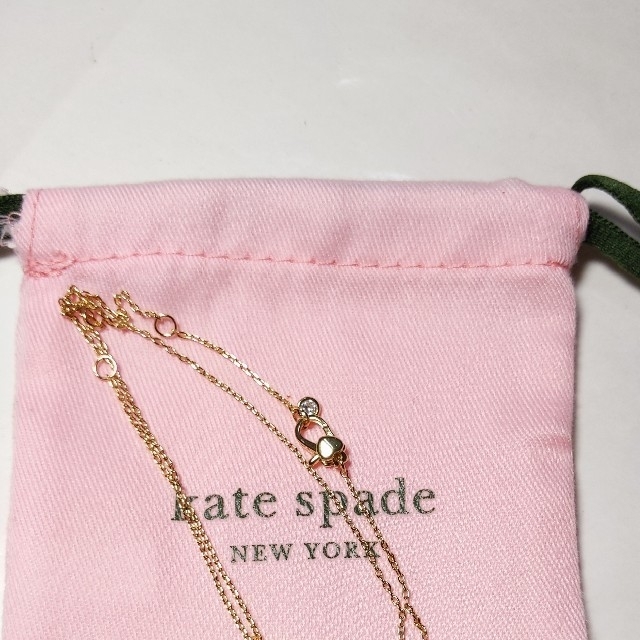 kate spade new york(ケイトスペードニューヨーク)の【新品】kate spade  ケイトスペード  ネックレス　マルチレッド　ピン レディースのアクセサリー(ネックレス)の商品写真