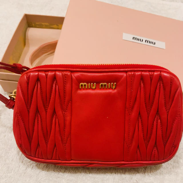 miumiu(ミュウミュウ)のmiu miu  マテラッセ　edit for lulu レディースのファッション小物(ポーチ)の商品写真