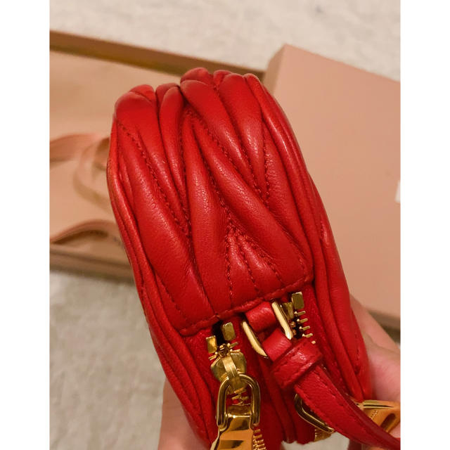 miumiu(ミュウミュウ)のmiu miu  マテラッセ　edit for lulu レディースのファッション小物(ポーチ)の商品写真