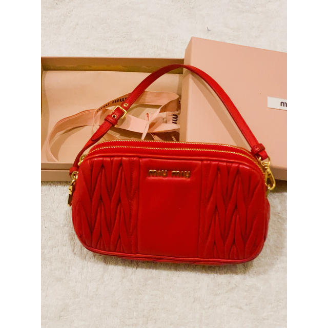 miumiu(ミュウミュウ)のmiu miu  マテラッセ　edit for lulu レディースのファッション小物(ポーチ)の商品写真