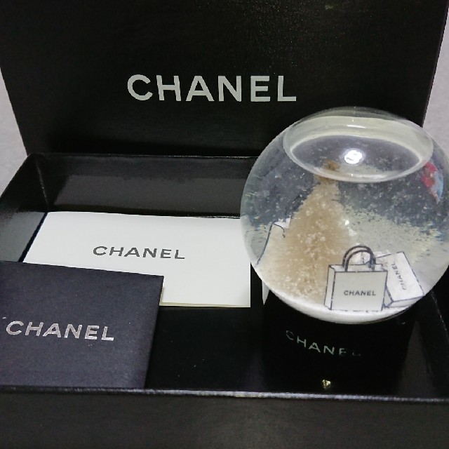 CHANEL(シャネル)の非売品美品CHANELスノードーム値下げしました。 インテリア/住まい/日用品のインテリア小物(置物)の商品写真