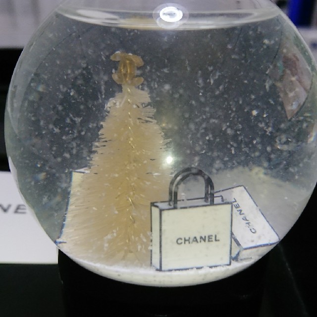 CHANEL(シャネル)の非売品美品CHANELスノードーム値下げしました。 インテリア/住まい/日用品のインテリア小物(置物)の商品写真