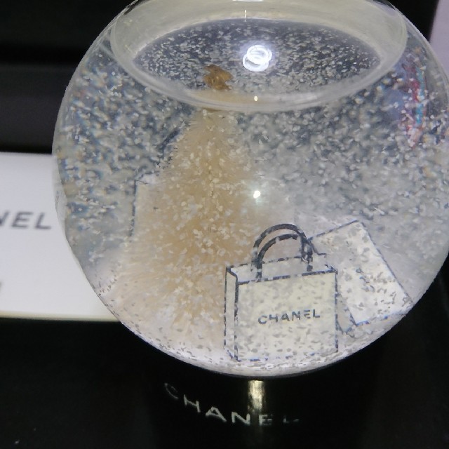 CHANEL(シャネル)の非売品美品CHANELスノードーム値下げしました。 インテリア/住まい/日用品のインテリア小物(置物)の商品写真