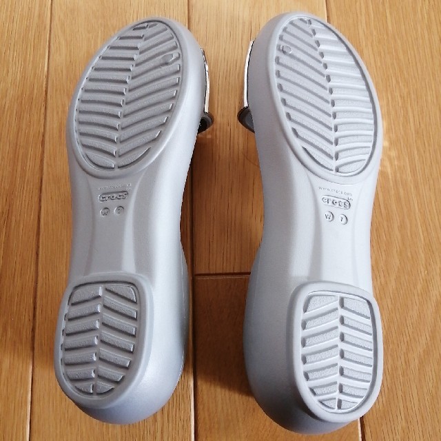 crocs(クロックス)のクロックス　リナ　w7　新品 レディースの靴/シューズ(サンダル)の商品写真