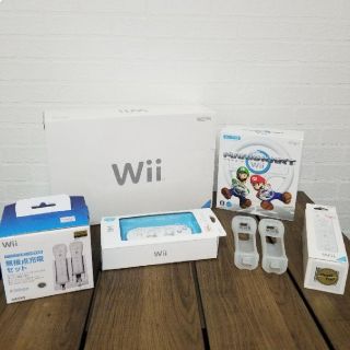 ウィー(Wii)のWii 本体Nintendo マリオカートソフト付き 充電式コントローラー(家庭用ゲーム機本体)