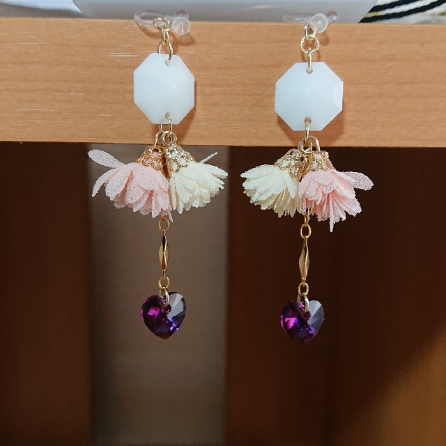 SWAROVSKI(スワロフスキー)の～桜の舞～    〈樹脂ノンホールピアス〉 ハンドメイドのアクセサリー(ピアス)の商品写真