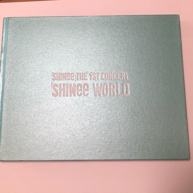 SHINee(シャイニー)のSHINee THE 1ST CONCERT SHINee WORLD 写真集 エンタメ/ホビーのCD(K-POP/アジア)の商品写真