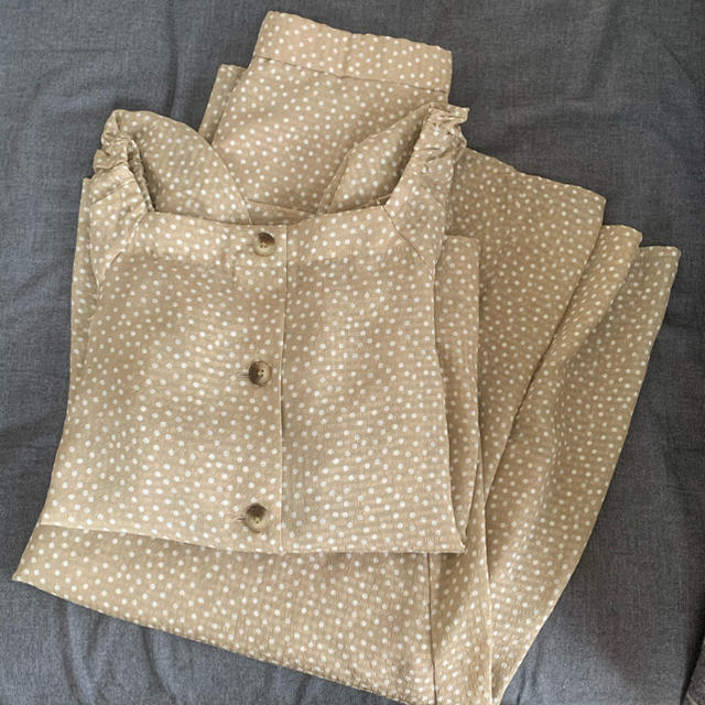 GU(ジーユー)のGU ブラウス フレアスカート セット 水玉 レディースのトップス(シャツ/ブラウス(半袖/袖なし))の商品写真