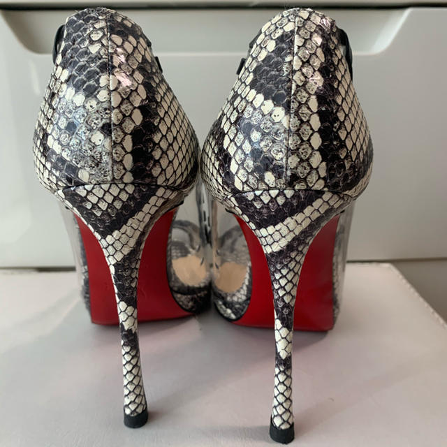 Christian Louboutin(クリスチャンルブタン)のクリスチャンルブタン　パイソンレザー　クリア　パンプス レディースの靴/シューズ(ハイヒール/パンプス)の商品写真