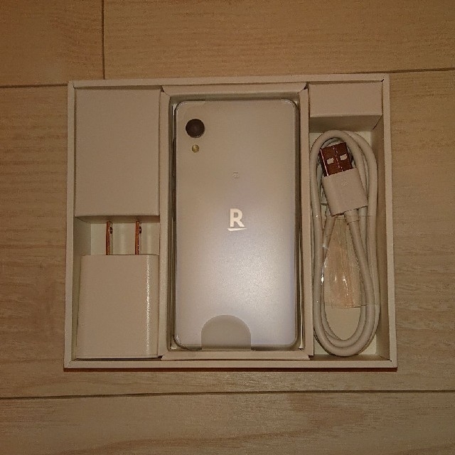 Rakuten(ラクテン)の【新品】Rakuten mini クールホワイト(白) スマホ/家電/カメラのスマートフォン/携帯電話(スマートフォン本体)の商品写真