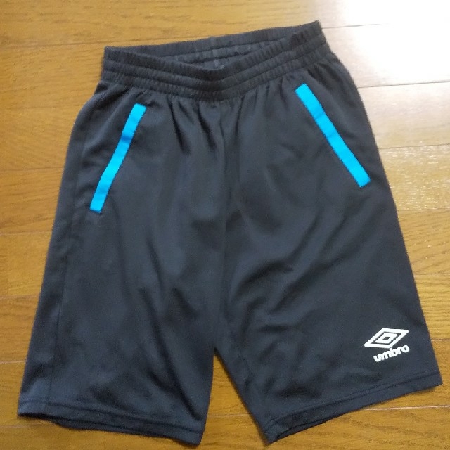 UMBRO(アンブロ)の【マロン様専用】アンブロ ジュニア ハーフパンツ  150サイズ  黒×水色 キッズ/ベビー/マタニティのキッズ服男の子用(90cm~)(パンツ/スパッツ)の商品写真