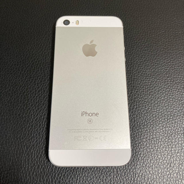 iPhone(アイフォーン)のiphone se 初代　64GB シルバー スマホ/家電/カメラのスマートフォン/携帯電話(スマートフォン本体)の商品写真