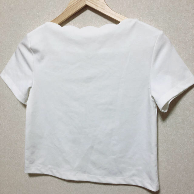 GU(ジーユー)のGU フリルスカラップ トップス ブラウス ホワイト レディースのトップス(シャツ/ブラウス(半袖/袖なし))の商品写真