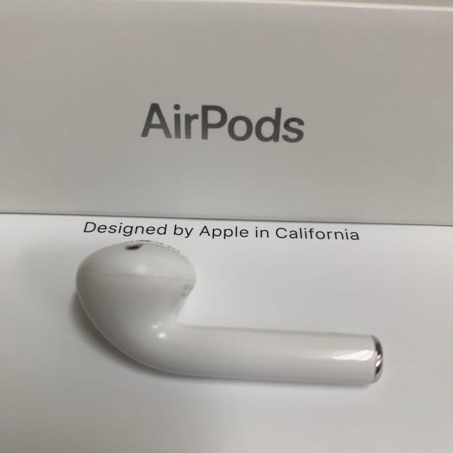 Apple(アップル)のエアーポッズ第一世代左耳のみ　Ｌ　Apple正規品　AirPods  エアポッズ スマホ/家電/カメラのオーディオ機器(ヘッドフォン/イヤフォン)の商品写真