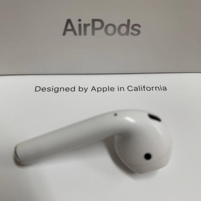 Apple(アップル)のエアーポッズ第一世代右耳のみ　R　Apple正規品　AirPods  エアポッズ スマホ/家電/カメラのオーディオ機器(ヘッドフォン/イヤフォン)の商品写真