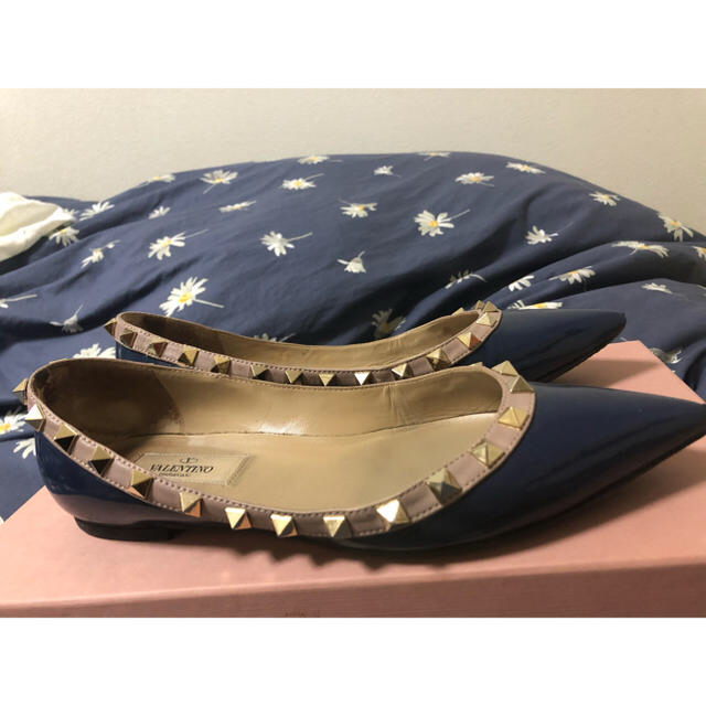 VALENTINO(ヴァレンティノ)のVALENTINO ネイビースタッズフラットシューズ レディースの靴/シューズ(バレエシューズ)の商品写真