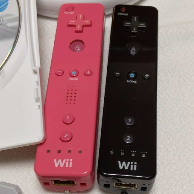 Wii(ウィー)のマリオカートWii＆ハンドル×2＆リモコン黒ピンク エンタメ/ホビーのゲームソフト/ゲーム機本体(家庭用ゲームソフト)の商品写真