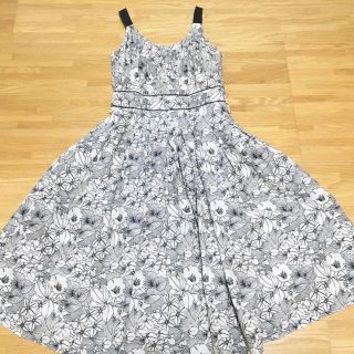 ローラアシュレイ(LAURA ASHLEY)の値下げ★ローラアシュレイ★モノトーン★フレアたっぷりワンピース(ロングワンピース/マキシワンピース)