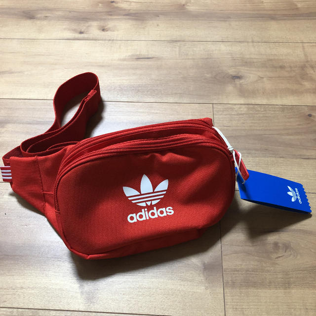 adidas(アディダス)のadidas ウエストポーチ 赤 レディースのバッグ(ボディバッグ/ウエストポーチ)の商品写真