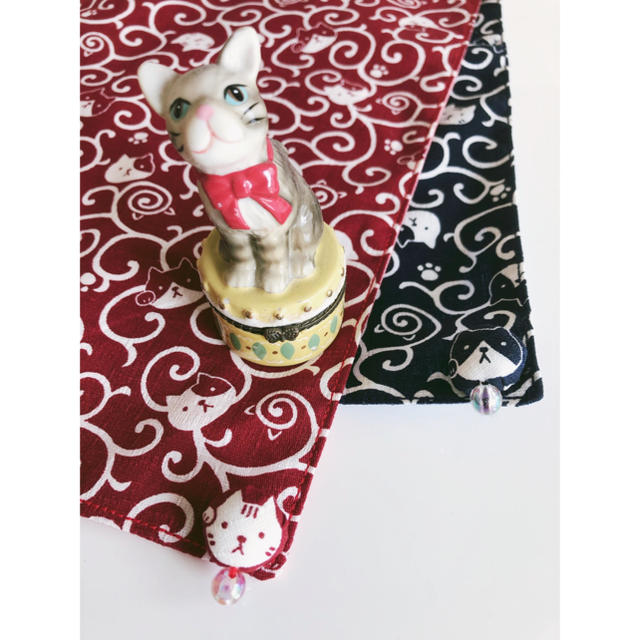 唐草模様　猫ちゃん柄ペアランチョンマット  赤✖️紺 ハンドメイドの生活雑貨(キッチン小物)の商品写真