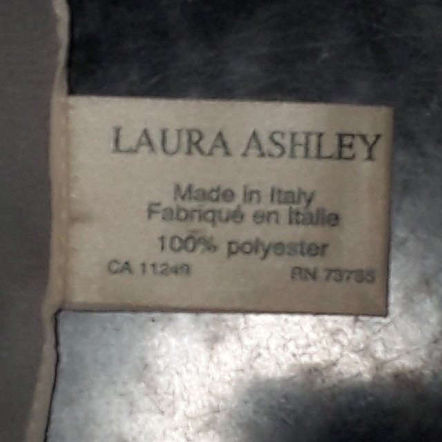 LAURA ASHLEY(ローラアシュレイ)の未使用　ローラアシュレイ　スカーフ　Made in Italy レディースのファッション小物(バンダナ/スカーフ)の商品写真