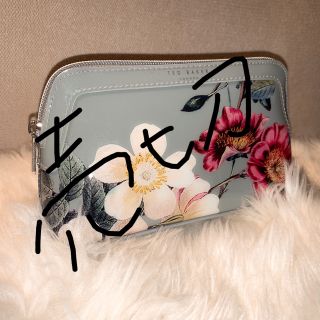 テッドベイカー(TED BAKER)のテッドベーカー　ポーチ  🖤🌺　新品(ポーチ)