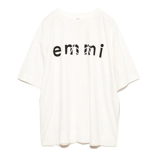エミアトリエ(emmi atelier)の今期　エミ 【emmi atelier】ロゴプリントT ホワイト　カットソー(Tシャツ(半袖/袖なし))