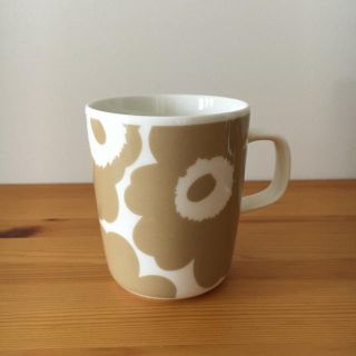 マリメッコ(marimekko)のマリメッコ　マグカップ　ベージュウニッコ【新品】(グラス/カップ)