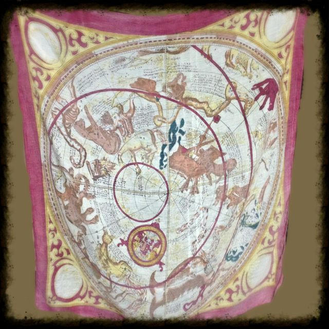 Grimoire(グリモワール)の星座柄イエロービンテージレッドスカーフ レディースのファッション小物(バンダナ/スカーフ)の商品写真