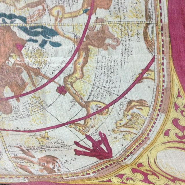 Grimoire(グリモワール)の星座柄イエロービンテージレッドスカーフ レディースのファッション小物(バンダナ/スカーフ)の商品写真