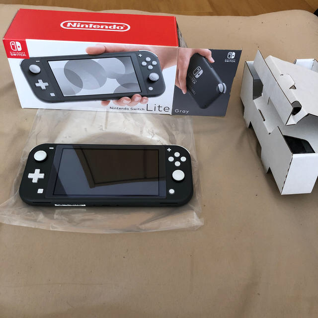 Nintendo Switch Liteグレー　1000円相当フィルム貼り付け済 エンタメ/ホビーのゲームソフト/ゲーム機本体(家庭用ゲーム機本体)の商品写真