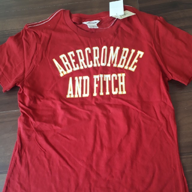 Abercrombie&Fitch(アバクロンビーアンドフィッチ)のアバクロ　レッドTシャツ レディースのトップス(Tシャツ(半袖/袖なし))の商品写真