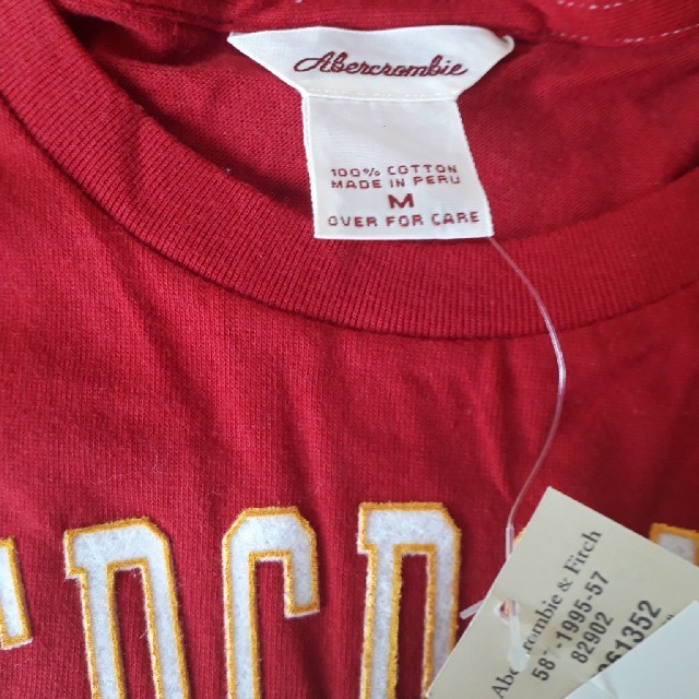 Abercrombie&Fitch(アバクロンビーアンドフィッチ)のアバクロ　レッドTシャツ レディースのトップス(Tシャツ(半袖/袖なし))の商品写真