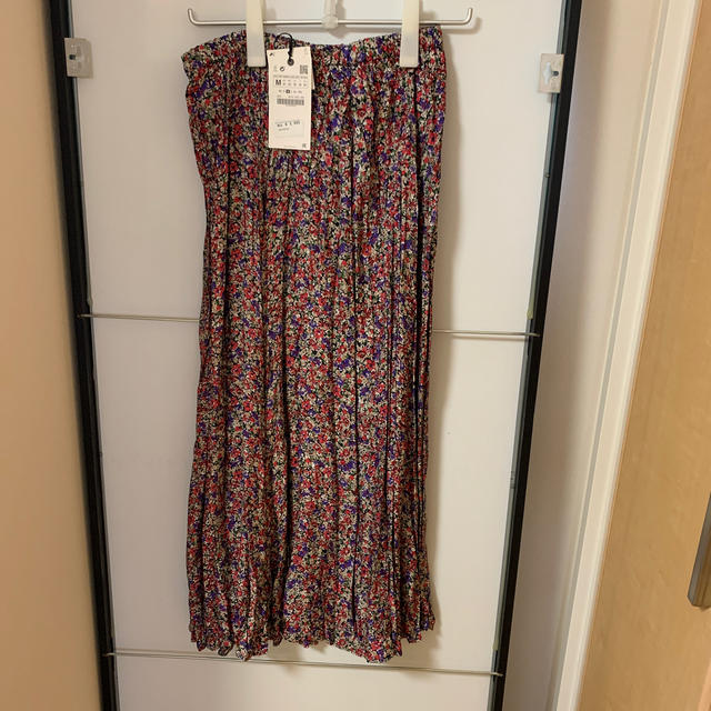 ZARA(ザラ)のZARA ザラ  新品未使用花柄　プリーツスカート　Mサイズ レディースのスカート(ロングスカート)の商品写真