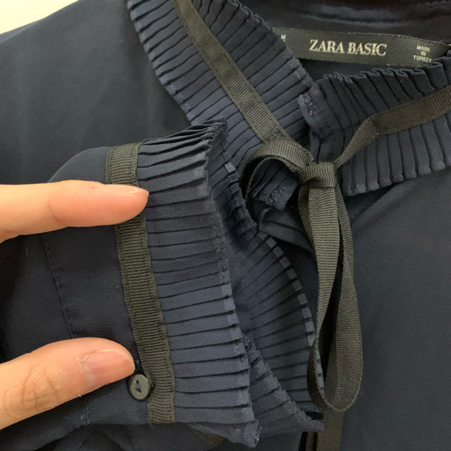 ZARA(ザラ)の【値下げ】zara プリーツ リボン ブラウス レディースのトップス(シャツ/ブラウス(長袖/七分))の商品写真