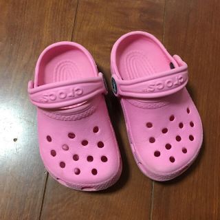 クロックス(crocs)のクロックス　ピンク　サンダル　12〜13 女の子　正規品　春夏(サンダル)