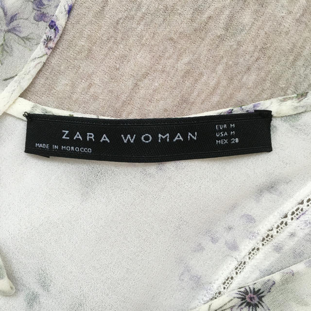 ZARA(ザラ)のZARA 花柄　トップス レディースのトップス(カットソー(半袖/袖なし))の商品写真