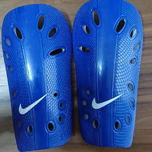 NIKE(ナイキ)のNIKE  サッカーすね当て スポーツ/アウトドアのサッカー/フットサル(その他)の商品写真