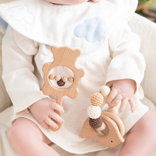 【新品】木の歯固めおもちゃ〈トリとクマ〉 キッズ/ベビー/マタニティのおもちゃ(知育玩具)の商品写真