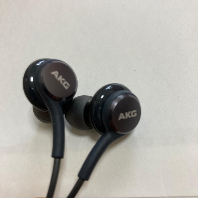 AKGチューニングマイク付き高音質イヤホン スマホ/家電/カメラのオーディオ機器(ヘッドフォン/イヤフォン)の商品写真