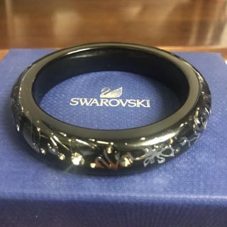 スワロフスキー(SWAROVSKI)のスワロフスキー　バングル(ブラック)(ブレスレット/バングル)