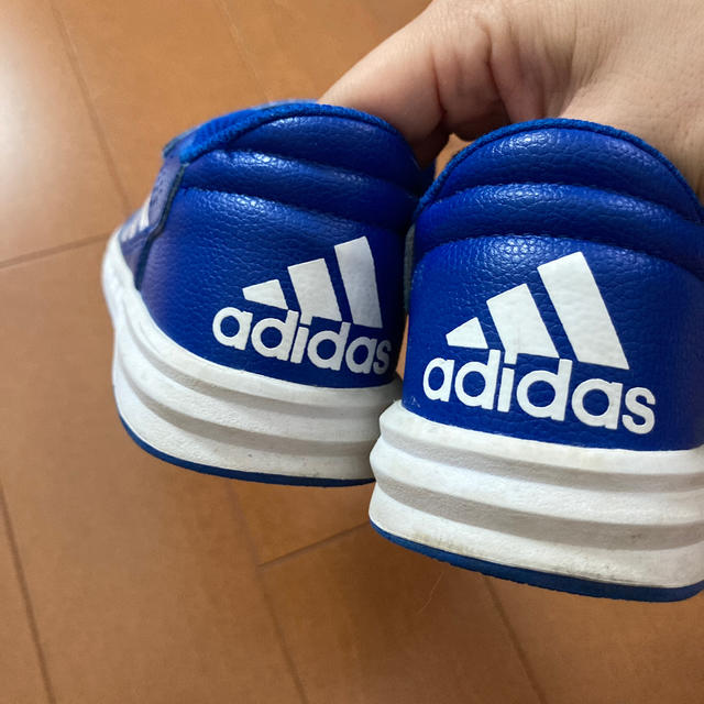 adidas(アディダス)のアディダス 18cm キッズ/ベビー/マタニティのキッズ靴/シューズ(15cm~)(スニーカー)の商品写真