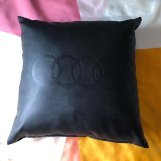 アウディ(AUDI)のアウディ　Audi レザークッション(車内アクセサリ)