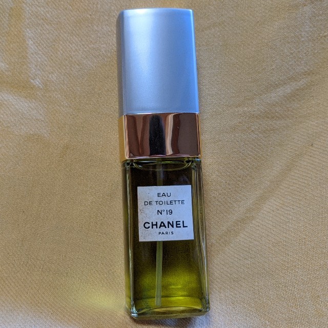 CHANEL(シャネル)のシャネル　CHANELNo.19 EAU DE TOILETTE　VAPORI コスメ/美容の香水(香水(女性用))の商品写真