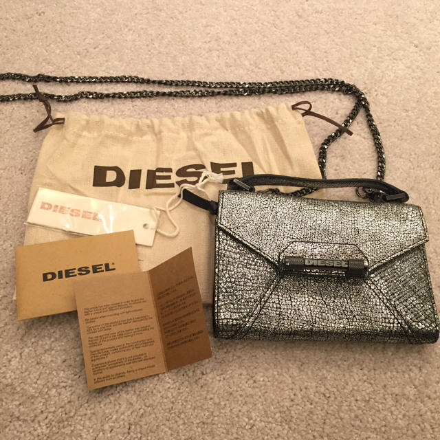 DIESEL(ディーゼル)の【未使用】シルバー斜め掛けポシェット レディースのバッグ(その他)の商品写真
