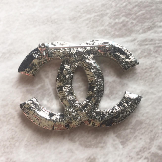 CHANEL(シャネル)の⭐️新商品 CHANEL パール ブローチ キラキラ ［残りわずか］ レディースのアクセサリー(ブローチ/コサージュ)の商品写真